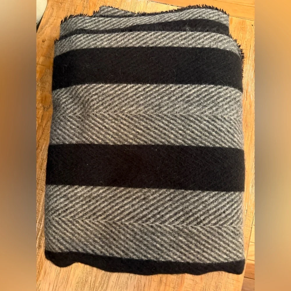Banana Republic Black Gray Scarf Shawl Wrap Supe Soft Cozy Lagenlook NWT